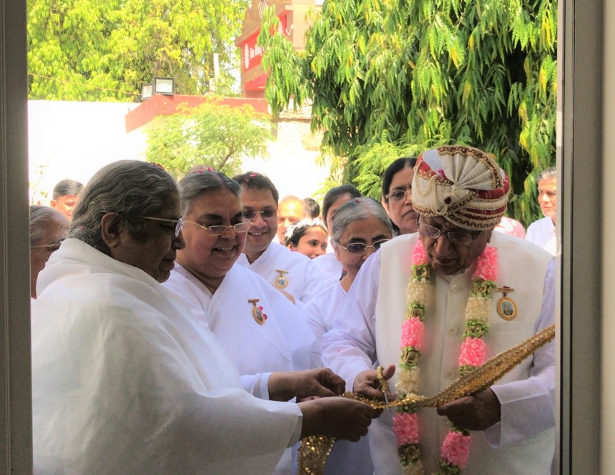 दिल्ली पांडव भवन में विशेष भव्य कार्यक्रम - आदरणीय बृजमोहन भाईसाहब जी एवं आदरणीया आशा दीदीजी का आगमन तथा पांडव भवन के ऑफिस उद्घाटन एवं आशा दीदीजी के समर्पण गोल्डन जुबली के अवसर पर